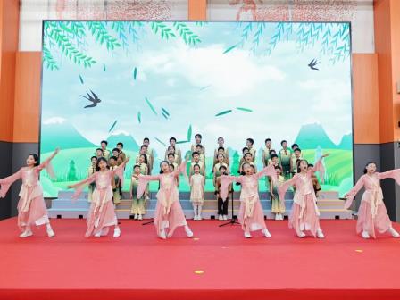 阳光 绽放 歌飞扬——深圳市怡景小学举办2025年盛夏缤纷艺术节暨“班班有歌声”合唱比赛