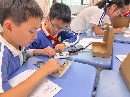 探AI教育新径，筑智慧育人乐园 ——深圳市向西小学“AI智能体”实验课程初绽光芒