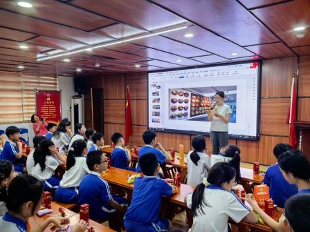 深圳市怡景小学举办“与美好同行”美术书法作品展分享会
