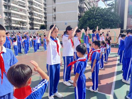 南粤红领巾 喜迎十五运—新华外国语学校举行2025年春季新队员入队仪式