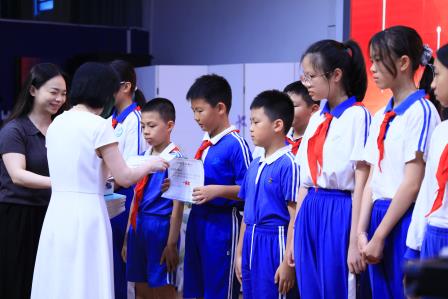 繁花相送时 青春启新章——深圳市仙桐实验小学毕业季主题升旗仪式