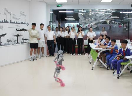 科技探秘启童心，筑梦未来共成长 ——南湖小学师生开启深圳少年科创城科技之旅