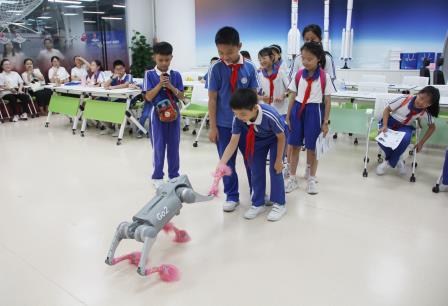 科技探秘启童心，筑梦未来共成长 ——南湖小学师生开启深圳少年科创城科技之旅