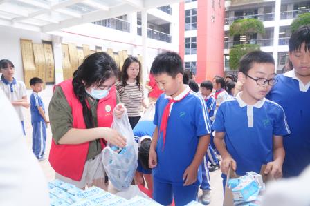 “盒”你一起，“桐”来参与——仙桐实验小学成功举办奶盒回收换享活动