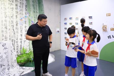 师生共赴罗湖美术馆参观“新生活教育”十校联展——深圳市仙桐实验小学开展每周半天计划