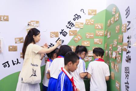 师生共赴罗湖美术馆参观“新生活教育”十校联展——深圳市仙桐实验小学开展每周半天计划