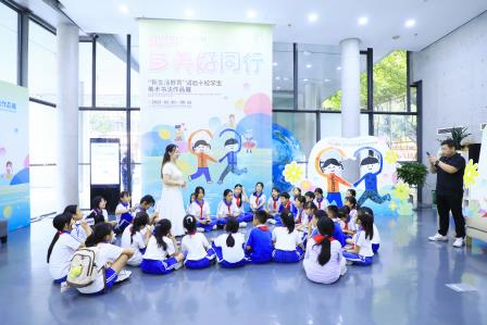 师生共赴罗湖美术馆参观“新生活教育”十校联展——深圳市仙桐实验小学开展每周半天计划