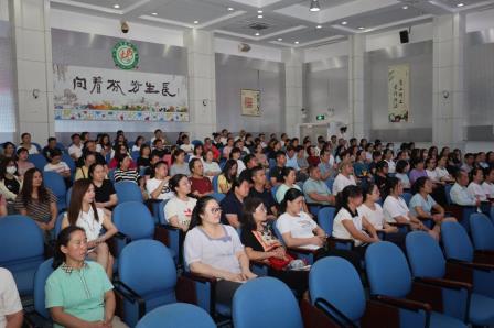草埔小学召开六年级家长会