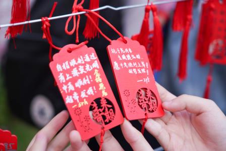 心向璀璨·梦启翠园：翠园初三学子共筑“心愿星光墙”，为梦想扬帆！