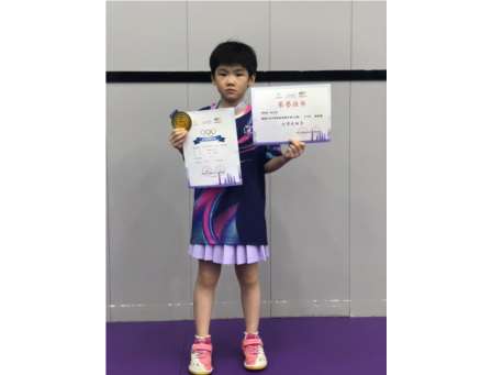 滨河小学陈玥潼闪耀市乒赛！八岁小将以不败战绩勇夺U8女单桂冠