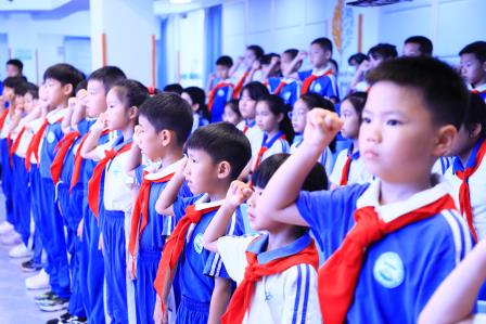 深圳市仙桐实验小学举行“牢记党的教导 争做强国少年”少先队入队仪式