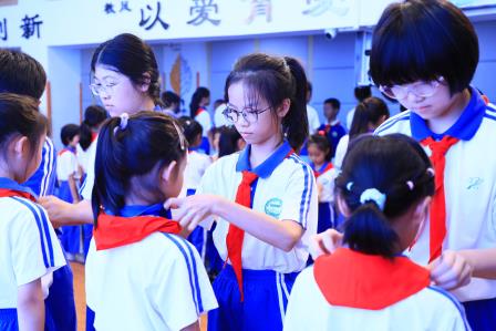 深圳市仙桐实验小学举行“牢记党的教导 争做强国少年”少先队入队仪式