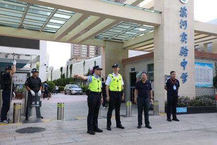 罗湖公安分局局长张展宁一线值守   护航滨河实验中学早高峰｜警校联动护安全，多方协同筑防线