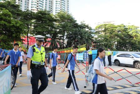 罗湖公安分局局长张展宁一线值守   护航滨河实验中学早高峰｜警校联动护安全，多方协同筑防线