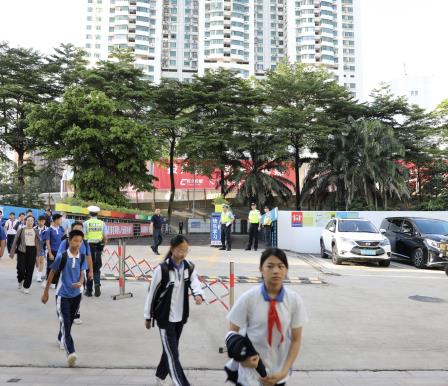 罗湖公安分局局长张展宁一线值守   护航滨河实验中学早高峰｜警校联动护安全，多方协同筑防线