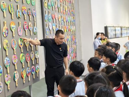 美育一件事——罗芳小学师生参观“与美好同行”十校学生美术书法作品展
