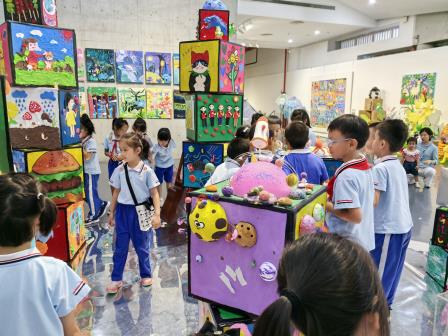 美育一件事——罗芳小学师生参观“与美好同行”十校学生美术书法作品展