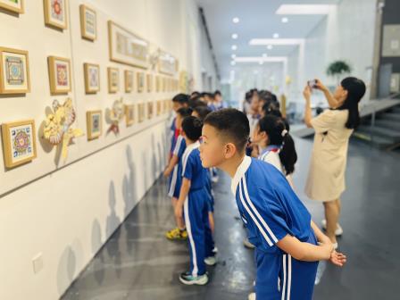 【美育一件事】与美同行，润泽童心——湖贝小学开展每周半天计划美育实践活动