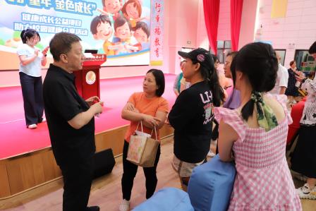 家校携手解成长难题 医教融合筑健康防线 ——深圳市向西小学开展“守护童年，金色成长”健康成长公益讲座