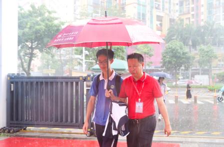 雨中的温暖BUFF！2025年深圳中考首日，翠园文锦中学硬核送考全纪实