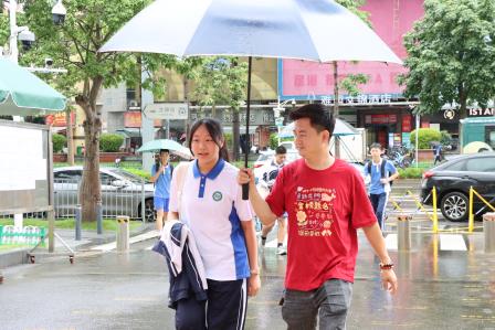 雨中的温暖BUFF！2025年深圳中考首日，翠园文锦中学硬核送考全纪实