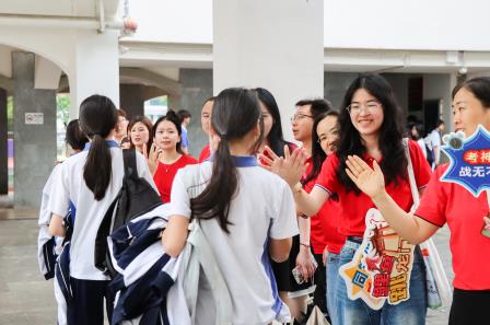 雨中的温暖BUFF！2025年深圳中考首日，翠园文锦中学硬核送考全纪实