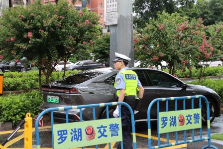 雨中的温暖BUFF！2025年深圳中考首日，翠园文锦中学硬核送考全纪实