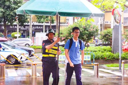雨中的温暖BUFF！2025年深圳中考首日，翠园文锦中学硬核送考全纪实