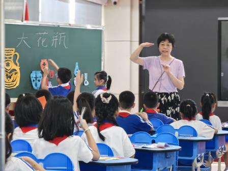 罗芳小学承办2025年罗湖区美术学科莲南教育集团校际结对研课活动