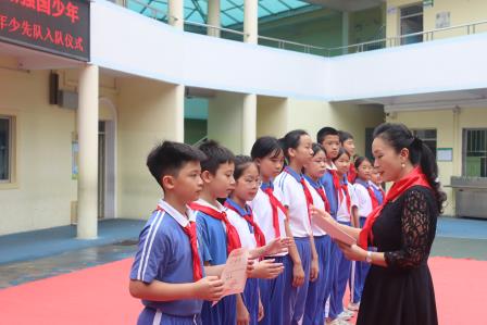牢记党的教导 争做强国少年——景园实验小学举行2025年少先队入队仪式