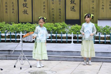 深圳市螺岭教育集团仙桐实验小学举行“美育传承经典 艺术绽放新姿”艺术节古诗吟唱展演活动