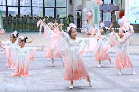 深圳市螺岭教育集团仙桐实验小学举行“美育传承经典 艺术绽放新姿”艺术节古诗吟唱展演活动