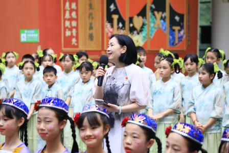 深圳市螺岭教育集团仙桐实验小学举行“美育传承经典 艺术绽放新姿”艺术节古诗吟唱展演活动