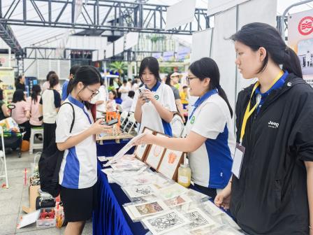 文锦少年 “放大招”！文创纸桥点燃青春火花 ——翠园文锦中学亮相2025年粤港澳青少年爱国主义教育主题活动暨第二届南湖街道“深港家·邻聚力”系列文化交流活动