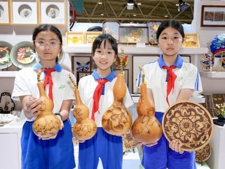 非遗薪火传新韵 童心烙笔绘华章         ——碧波小学烙画艺术亮相2025深圳文博会获赞