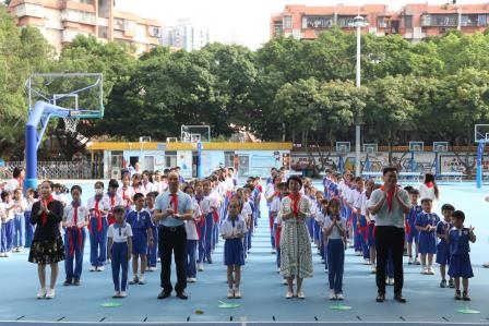 新秀小学举行少先队新队员入队仪式：牢记党的教导，争做强国少年