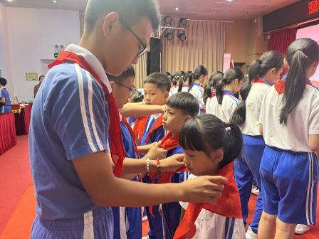 红领巾心向党，争做新时代好少年——碧波小学举行一年级新生入队仪式