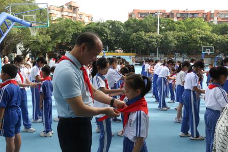 新秀小学举行少先队新队员入队仪式：牢记党的教导，争做强国少年