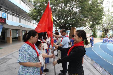 新秀小学举行少先队新队员入队仪式：牢记党的教导，争做强国少年