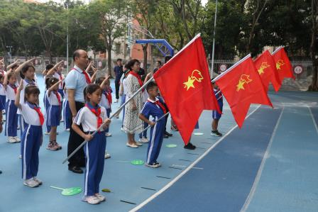 新秀小学举行少先队新队员入队仪式：牢记党的教导，争做强国少年