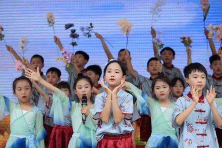 童声筑梦展风采 美韵成长绽芳华     ——华丽小学成功举办第十届美育贯通校园文化艺术节暨“班班有歌声”班级歌唱比赛