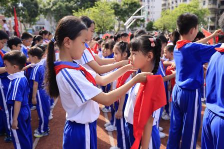 牢记党的教导，争做强国少年 ——深圳市华丽小学举行一年级首批少先队入队仪式