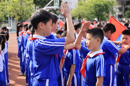 牢记党的教导，争做强国少年 ——深圳市华丽小学举行一年级首批少先队入队仪式