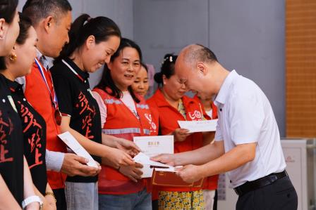 家校同心向未来 情系凤光谱新篇 ——深圳市凤光小学隆重举行2024-2025学年度家长委员会总结表彰大会