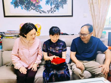 声声慰问传党情，殷殷关怀显真情——布心中学党总支部开展“七一”慰问退休党员活动