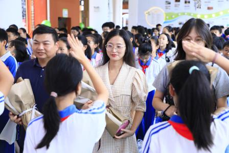 梧桐树下再启航，感恩奋进向未来——深圳市仙桐实验小学举行散学典礼及六年级毕业典礼