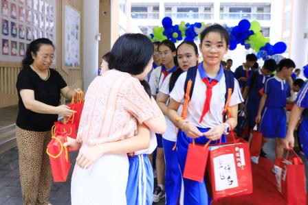梧桐树下再启航，感恩奋进向未来——深圳市仙桐实验小学举行散学典礼及六年级毕业典礼