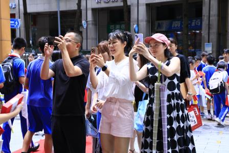 梧桐树下再启航，感恩奋进向未来——深圳市仙桐实验小学举行散学典礼及六年级毕业典礼
