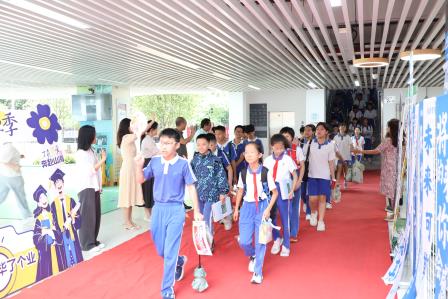 夏日启程・逐光启航 — 红桂小学举行 2024-2025 学年度第二学期期末总结会暨 2025 届毕业生表彰会