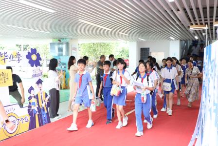夏日启程・逐光启航 — 红桂小学举行 2024-2025 学年度第二学期期末总结会暨 2025 届毕业生表彰会